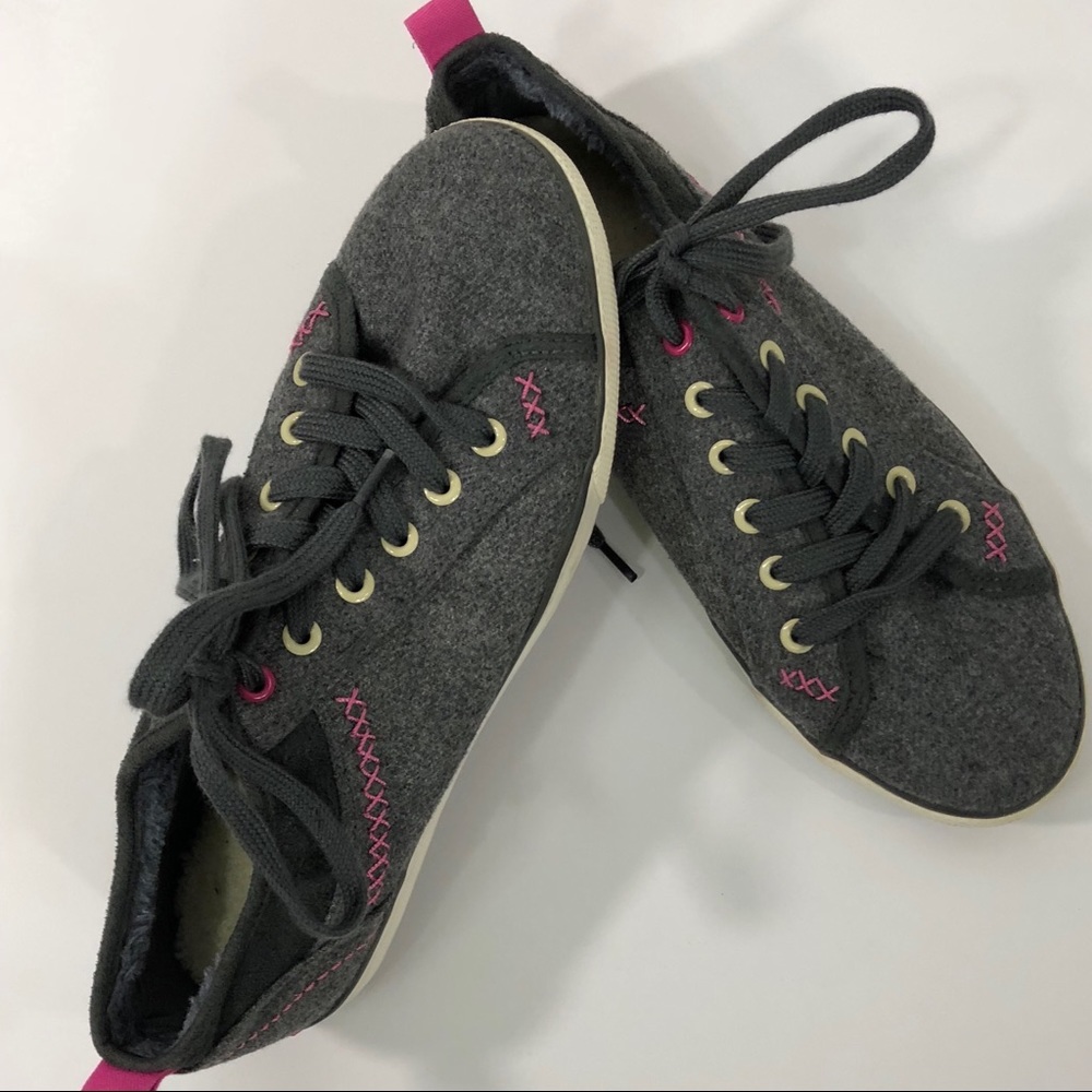 gotta Flurt Flannel Sneakers Size 8.5